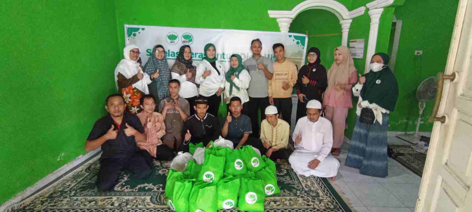 Perempuan Tani HKTI Sumsel Salurkan Sembako Perempuan Tani HKTI Sumsel Salurkan Sembako