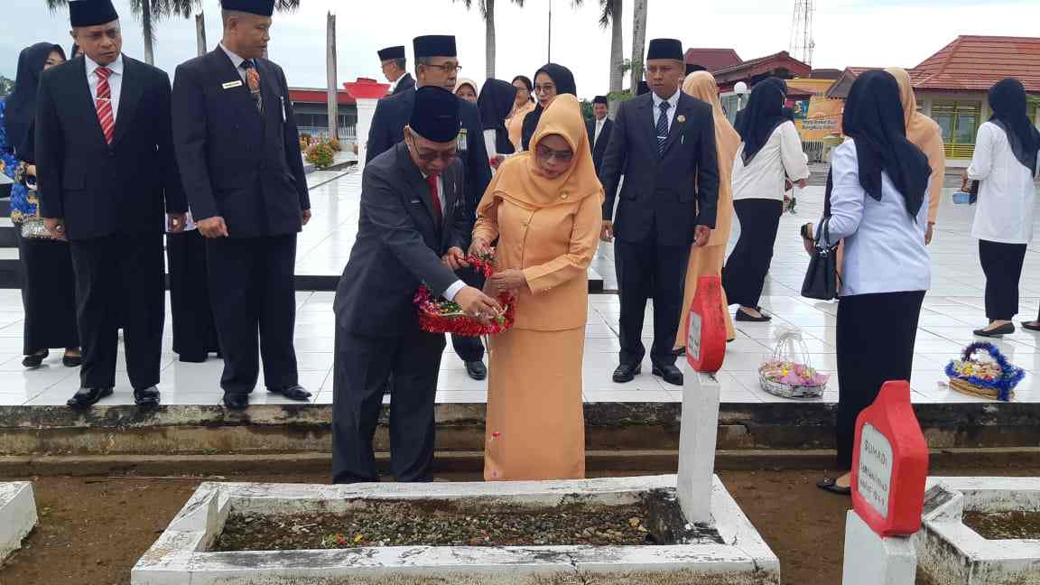 Kakanwil Kemenag Provinsi Bengkulu Gelar Tabur Bunga di Makam Pahlawan Balai Butar Kakanwil Kemenag Provinsi Bengkulu Gelar Tabur Bunga di Makam Pahlawan Balai Butar