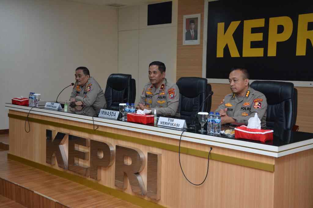 TIM ITWASUM POLRI LAKSANAKAN VERIFIKASI SERTIJAB KAPOLDA KEPRI TIM ITWASUM POLRI LAKSANAKAN VERIFIKASI SERTIJAB KAPOLDA KEPRI