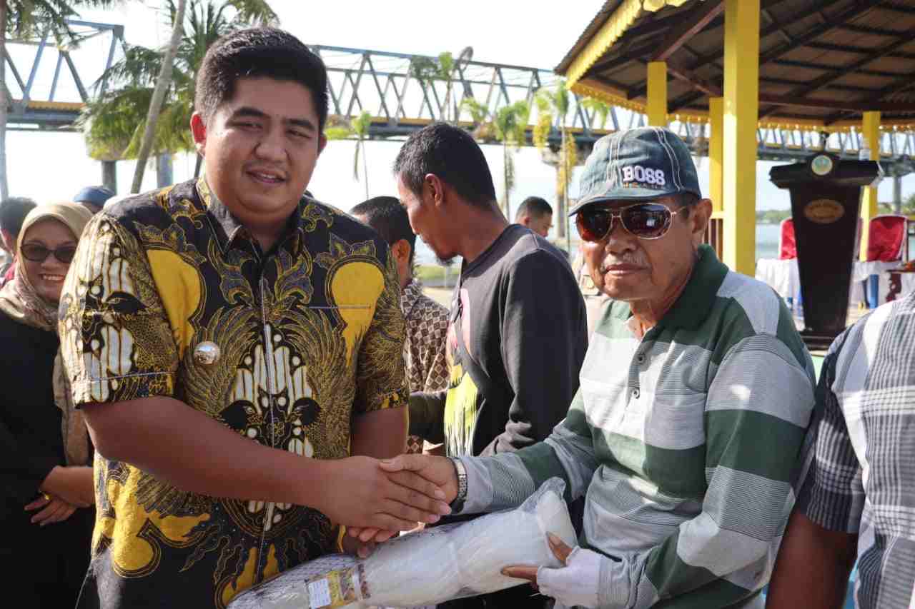 Semangat Nelayan Terima Hibah Alat Tangkap, Roby : Kita Jaya di Perairan Kita Semangat Nelayan Terima Hibah Alat Tangkap, Roby : Kita Jaya di Perairan Kita