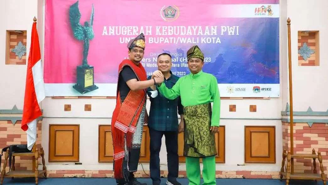 Kado HUT Sergai ke-19, Bupati H. Darma Wijaya Terima AK PWI Pusat Kado HUT Sergai ke-19, Bupati H. Darma Wijaya Terima AK PWI Pusat