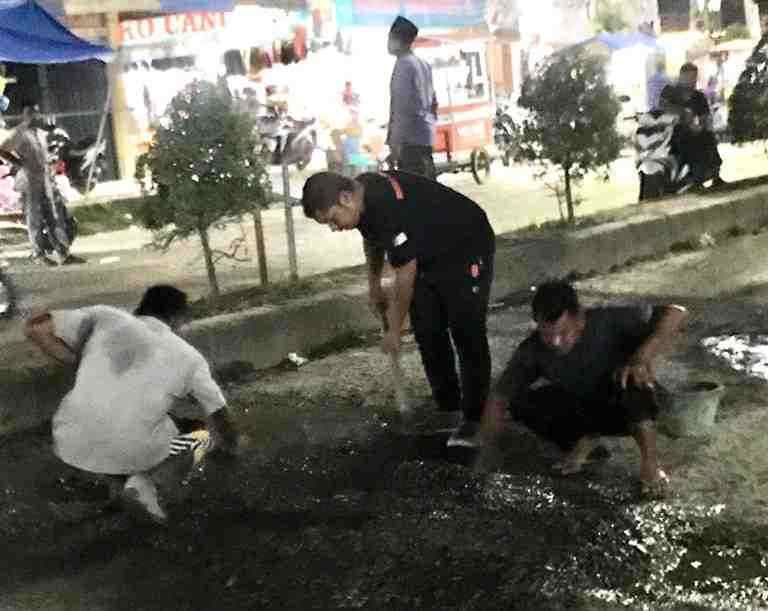 Rusak Parah, Jalan Pusat Kota Peureulak di Tambal Dengan Semen Oleh Masyarakat Rusak Parah, Jalan Pusat Kota Peureulak di Tambal Dengan Semen Oleh Masyarakat