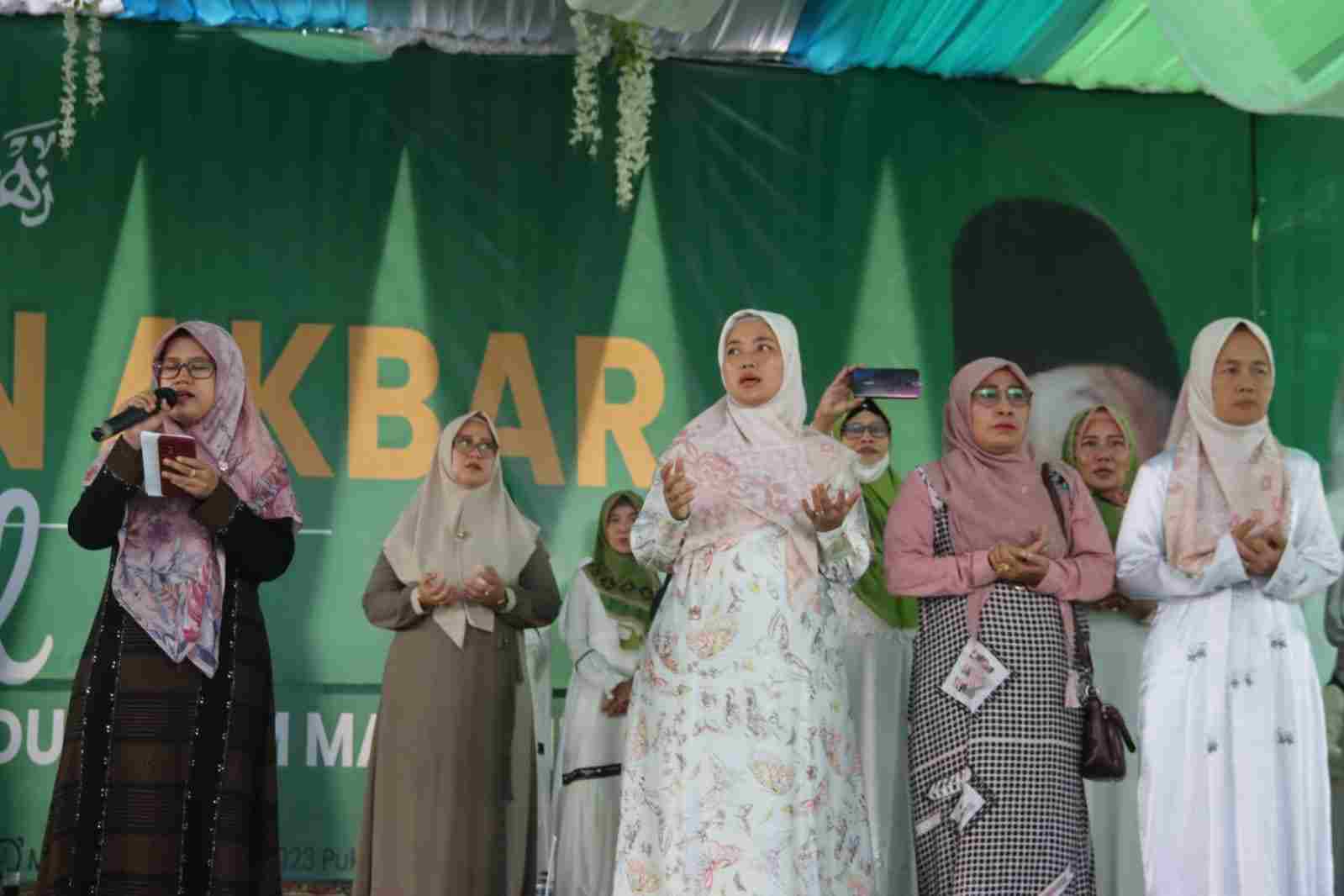 Haul K.H. Maksum dan K.H. Abdul Chalim Maftuhin, di Lapangan Karang Anom Berlangsung Khidmat Haul K.H. Maksum dan K.H. Abdul Chalim Maftuhin, di Lapangan Karang Anom Berlangsung Khidmat