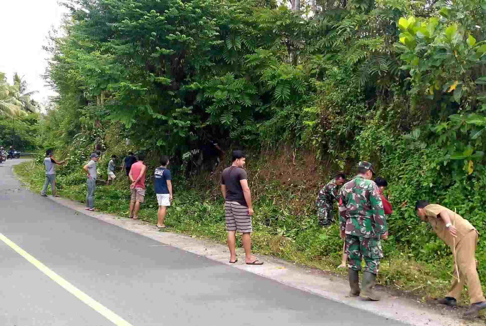 Menjaga Kebersihan Warga Sukabaru Gotong-royong Menjaga Kebersihan Warga Sukabaru Gotong-royong