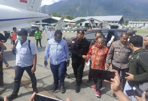 Upaya Paksa, KPK Tangkap Gubernur Papua ‘Langsung Diterbangkan Ke Jakarta’ Upaya Paksa, KPK Tangkap Gubernur Papua ‘Langsung Diterbangkan Ke Jakarta’