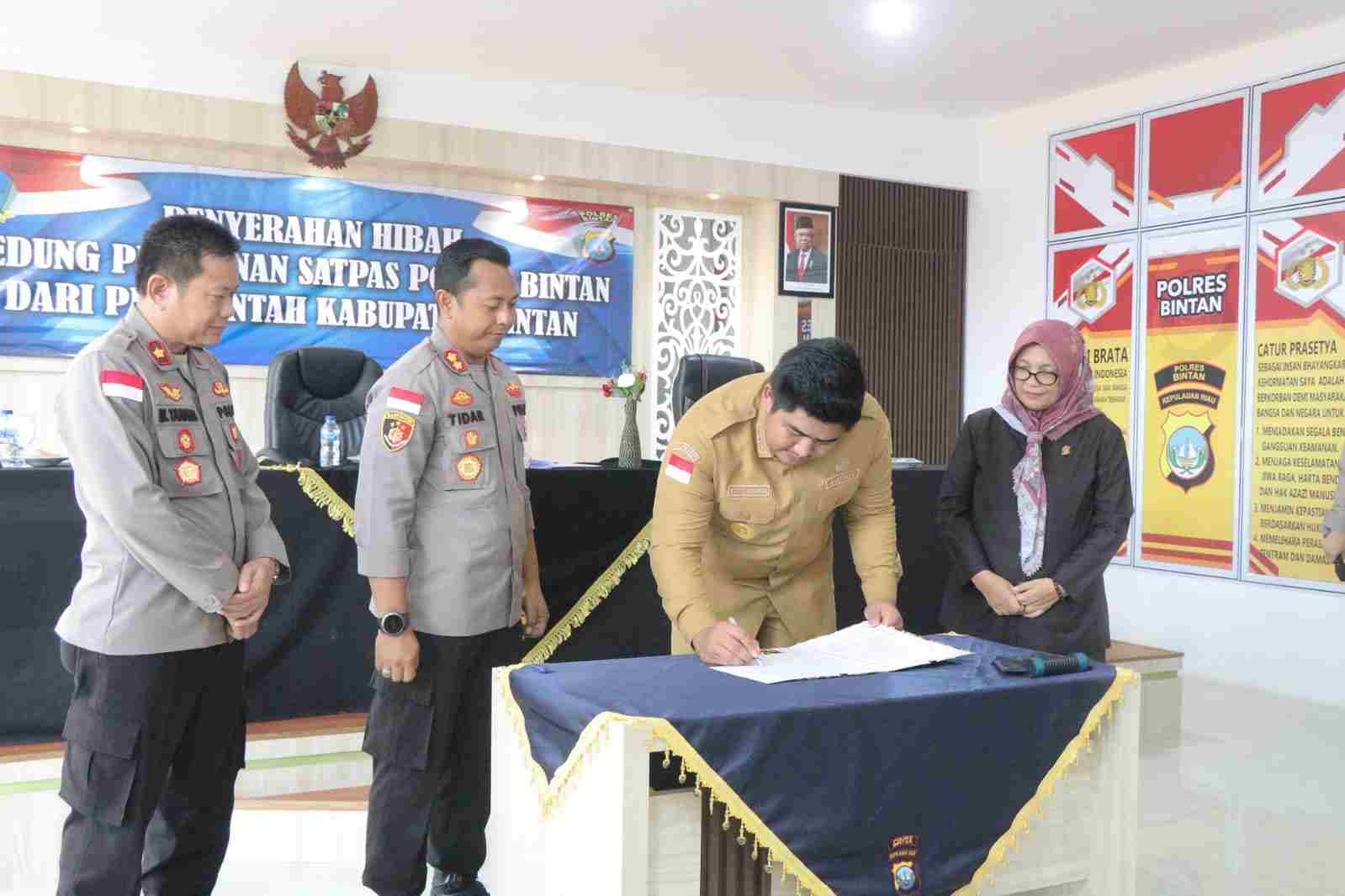 Pemkab Bintan Serahkan Hibah Gedung Lantas Polres Bintan Pemkab Bintan Serahkan Hibah Gedung Lantas Polres Bintan