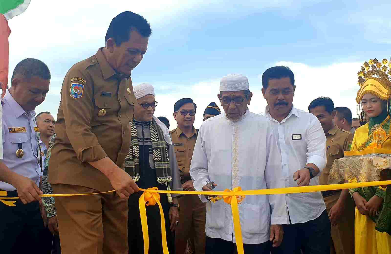 Gubernur Ansar Resmikan Dermaga Apung/Ponton HDPE di Pelabuhan Sedanau, Natuna Gubernur Ansar Resmikan Dermaga Apung/Ponton HDPE di Pelabuhan Sedanau, Natuna