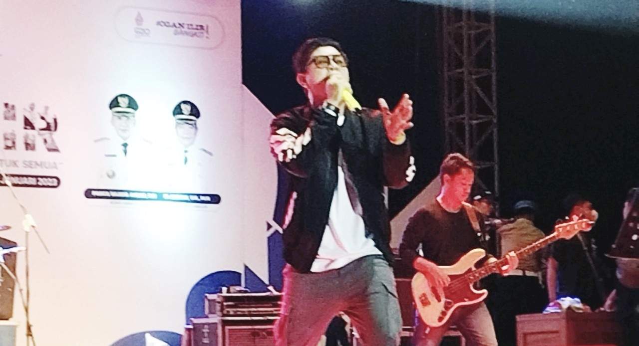 Puncak HUT Ogan Ilir Ke-19, Andika Mahesa Sumbangkan 7 Sebuah Lagu Hibur Masyarakat Puncak HUT Ogan Ilir Ke-19, Andika Mahesa Sumbangkan 7 Sebuah Lagu Hibur Masyarakat