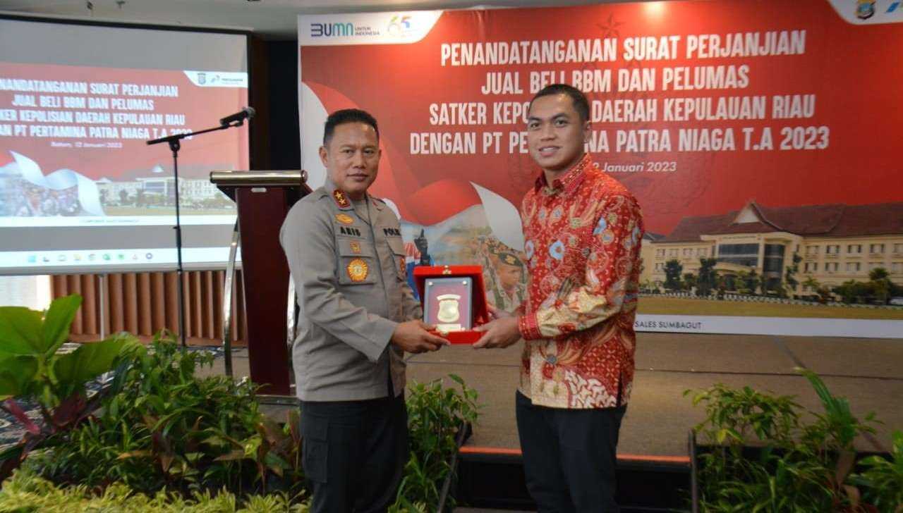 Polda Kepri Tandatangani MOU Jual Beli BBM dan Pelumas dengan PT. Pertamina Polda Kepri Tandatangani MOU Jual Beli BBM dan Pelumas dengan PT. Pertamina