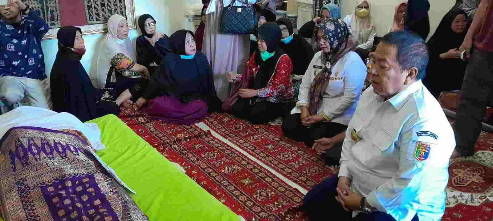 Ibunda Patra Rahman Berpulang, Gubernur Lampung Arinal Djunaidi Melayat Kerumah Duka Ibunda Patra Rahman Berpulang, Gubernur Lampung Arinal Djunaidi Melayat Kerumah Duka