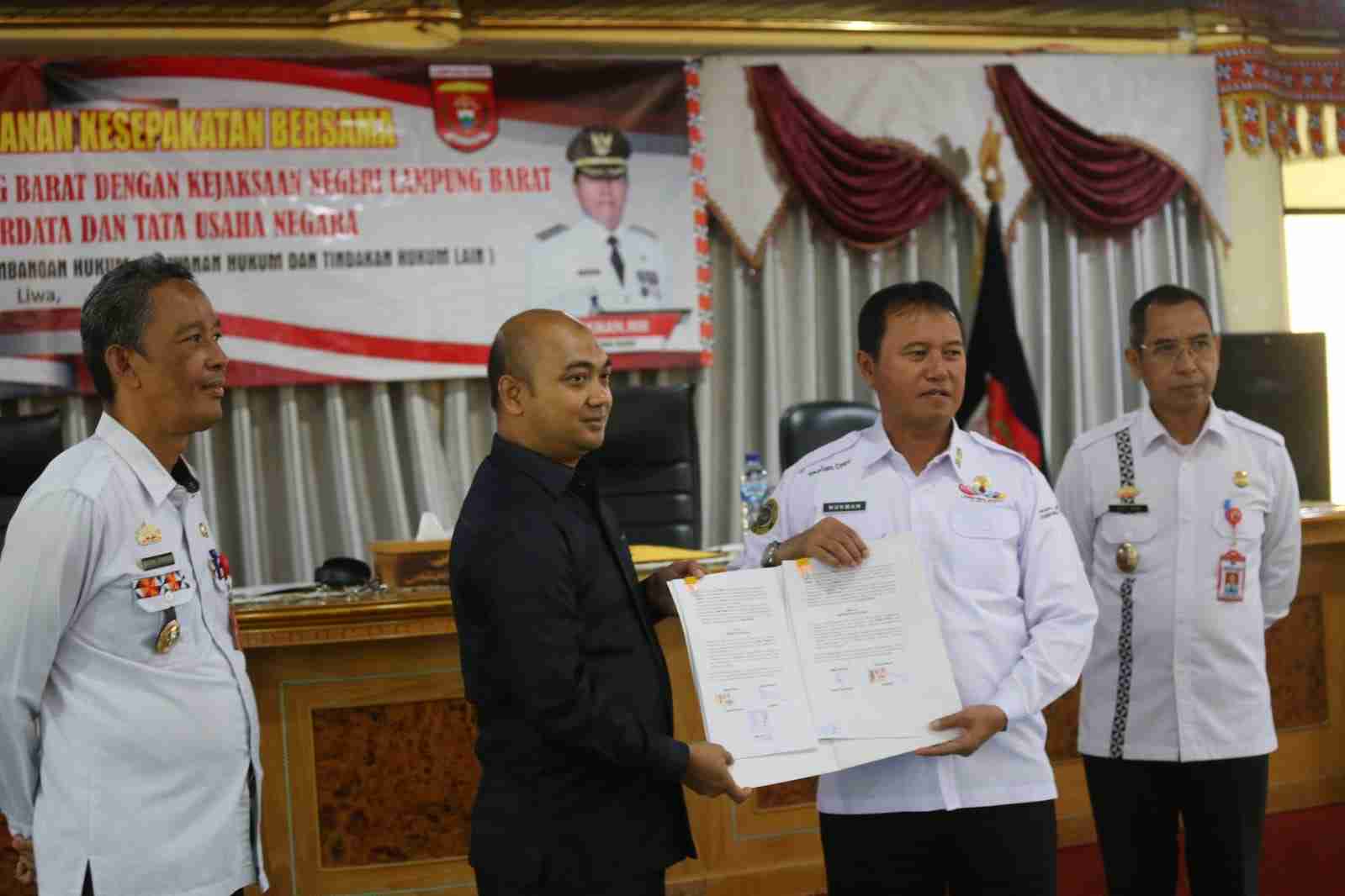 Pj Bupati Drs. H. Nukman dan Kajari Deddy Sutendy Menandatangani Kesepakatan Bersama