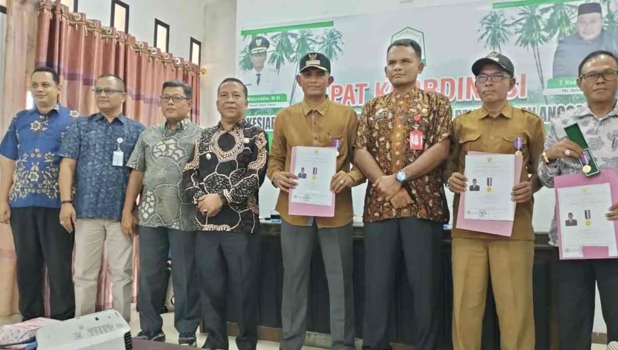 Uji Kinerja Pemerintah Desa, Pemkab Atim Serahkan Piagam dan Lencana Uji Kinerja Pemerintah Desa, Pemkab Atim Serahkan Piagam dan Lencana