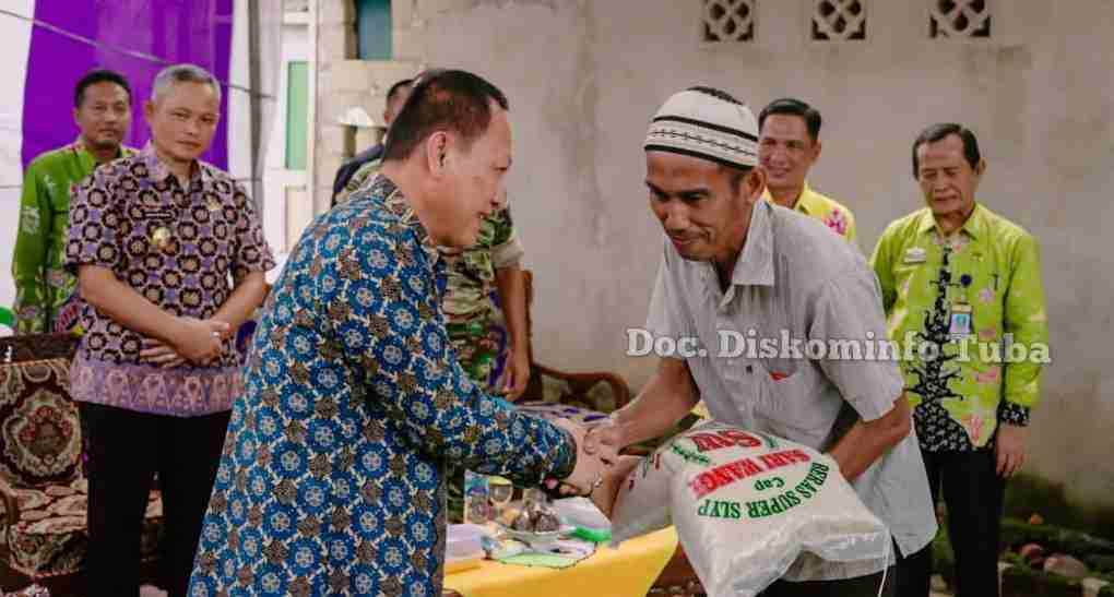 Pj Bupati Tulang Bawang Menyerahkan Cadangan Beras Pemerintah (CBP) di Kampung Bujung Tenuk Pj Bupati Tulang Bawang Menyerahkan Cadangan Beras Pemerintah (CBP) di Kampung Bujung Tenuk