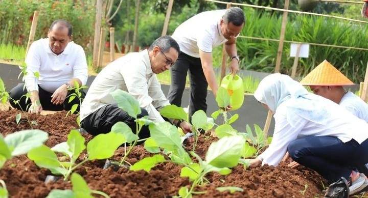 Pj Gubernur DKI Jakarta Panen Raya Bersama Anak Panti Asuhan Pj Gubernur DKI Jakarta Panen Raya Bersama Anak Panti Asuhan