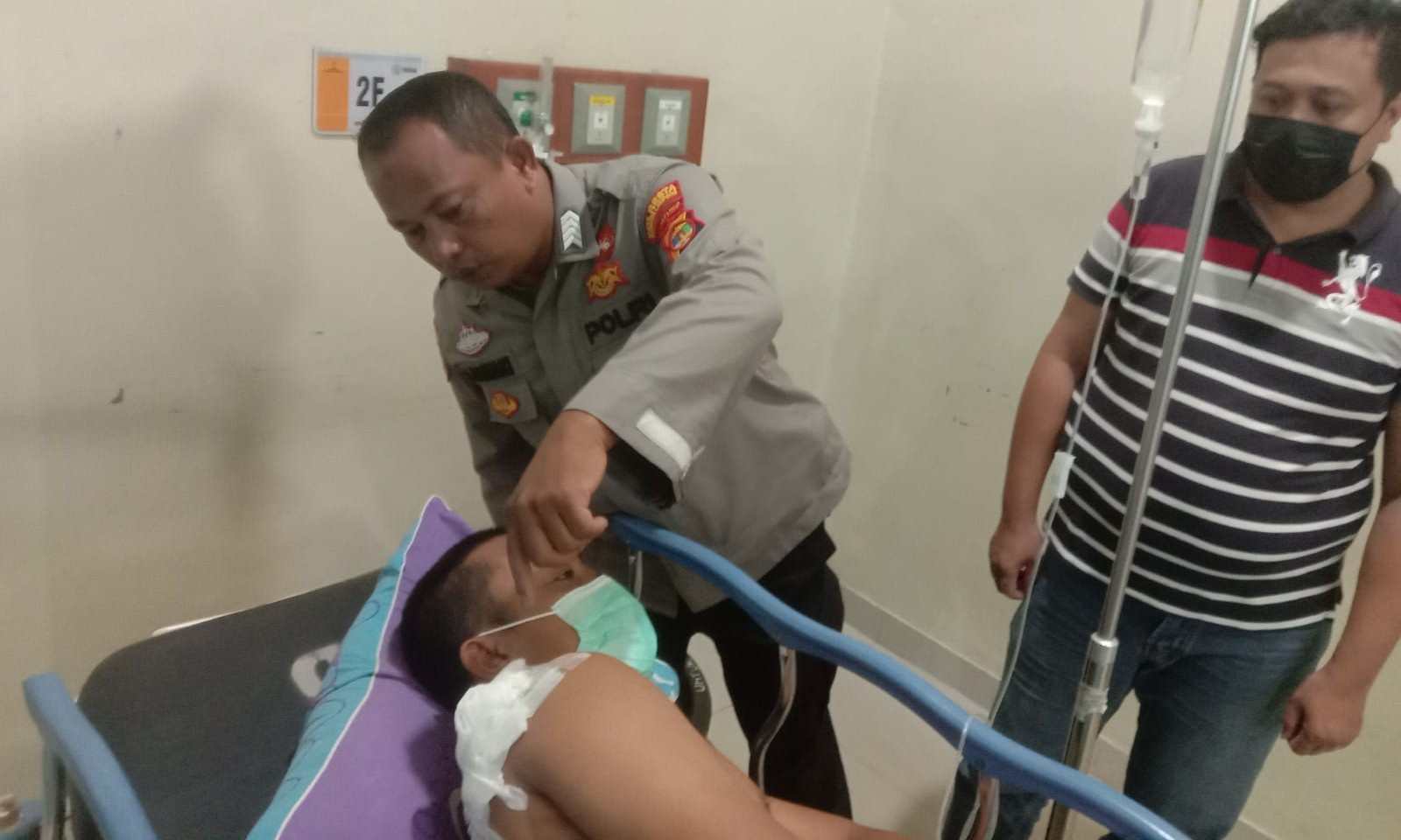 Respon Cepat, Kapolsek Teluk Betung Utara Sambangi Warga Gulak Galik Korban Penusukan Respon Cepat, Kapolsek Teluk Betung Utara Sambangi Warga Gulak Galik Korban Penusukan