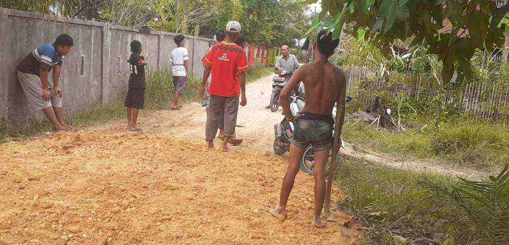 Pemerintah Desa Lhok Dalam Laksanakan Penimbunan Lorong Warga Yang Rusak Parah Pemerintah Desa Lhok Dalam Laksanakan Penimbunan Lorong Warga Yang Rusak Parah