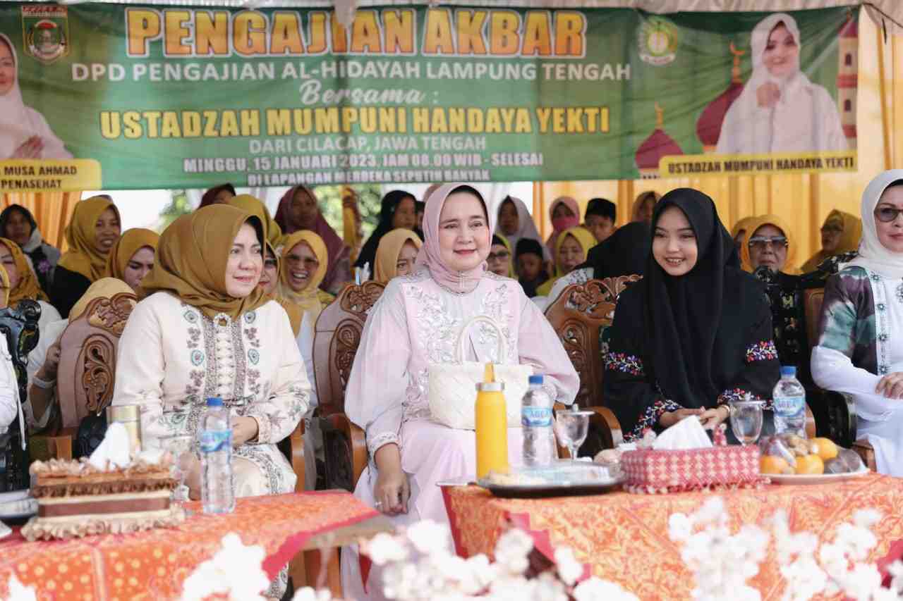 Ketua TP PKK Riana Sari Bersama Ribuan Jemaah Ikuti Pengajian Akbar Al-Hidayah Ketua TP PKK Riana Sari Bersama Ribuan Jemaah Ikuti Pengajian Akbar Al-Hidayah