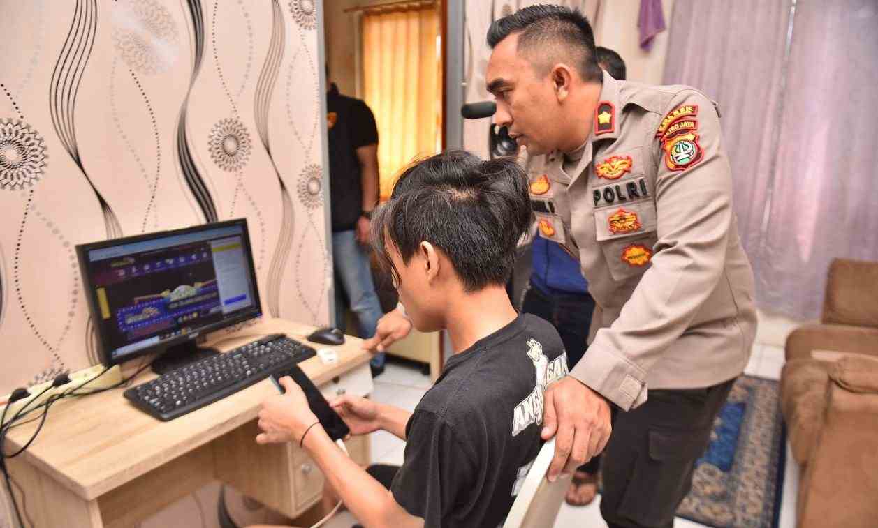 Polsek Cengkareng Grebek Judi Online Di Apartemen City Park Polsek Cengkareng Grebek Judi Online Di Apartemen City Park