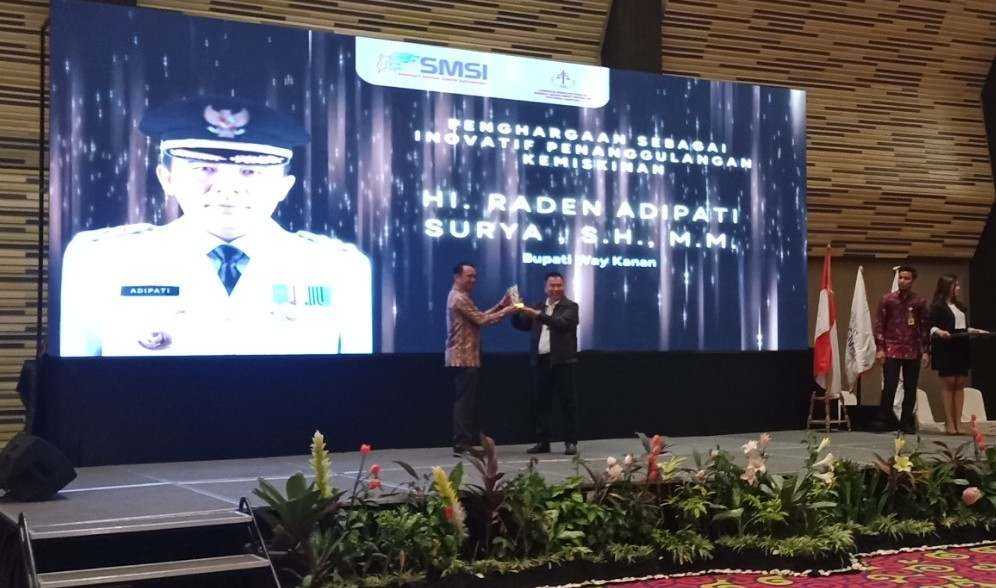 BUPATI Way Kanan Meraih SMSI. Award Tahun 2023 Kategori Inovasi Penangulangan Kemiskinan BUPATI Way Kanan Meraih SMSI. Award Tahun 2023 Kategori Inovasi Penangulangan Kemiskinan