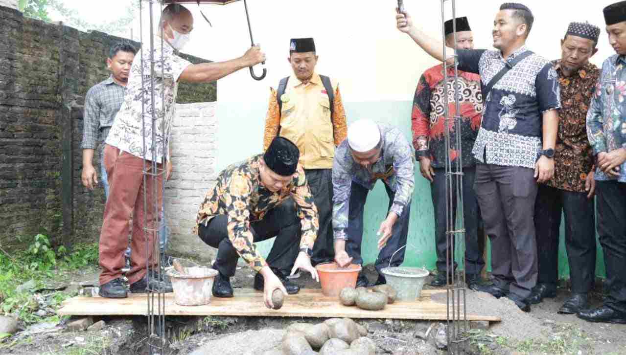 Bupati dan Wabup Sergai Letakkan Batu Pertama Pembangunan Mushola ke-23 Bupati dan Wabup Sergai Letakkan Batu Pertama Pembangunan Mushola ke-23