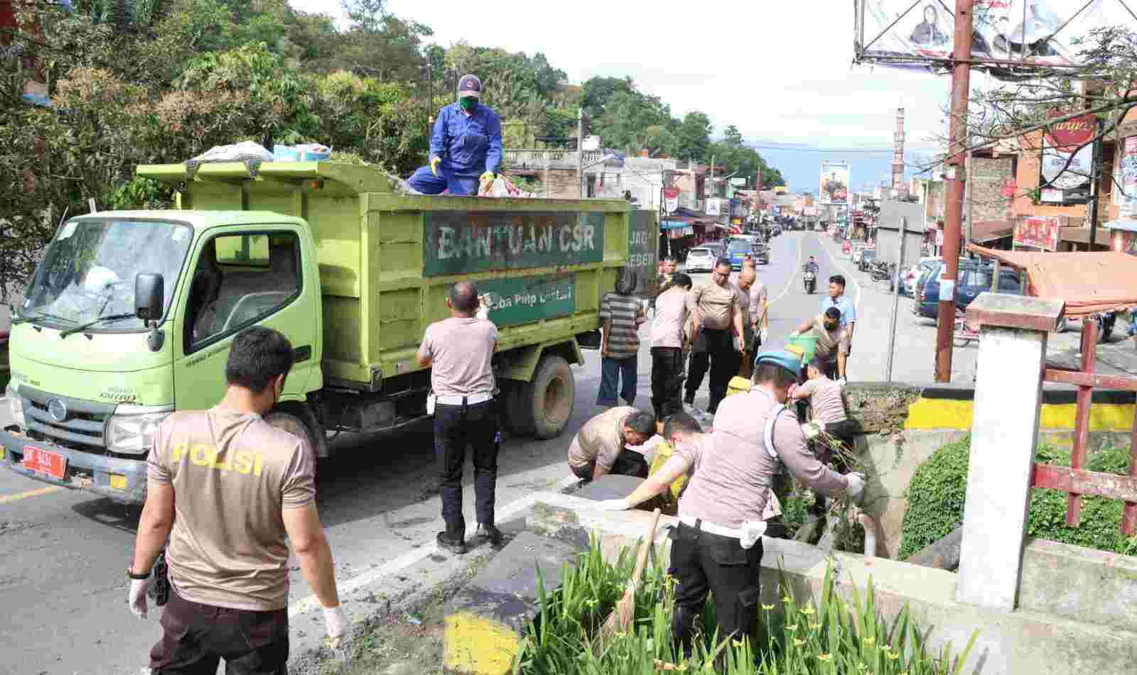 Jelang F1 H2O Jajaran Polres Simalungun Gelorakan Gotong Royong Kebersihan Di Jalinsum Jelang F1 H2O Jajaran Polres Simalungun Gelorakan Gotong Royong Kebersihan Di Jalinsum