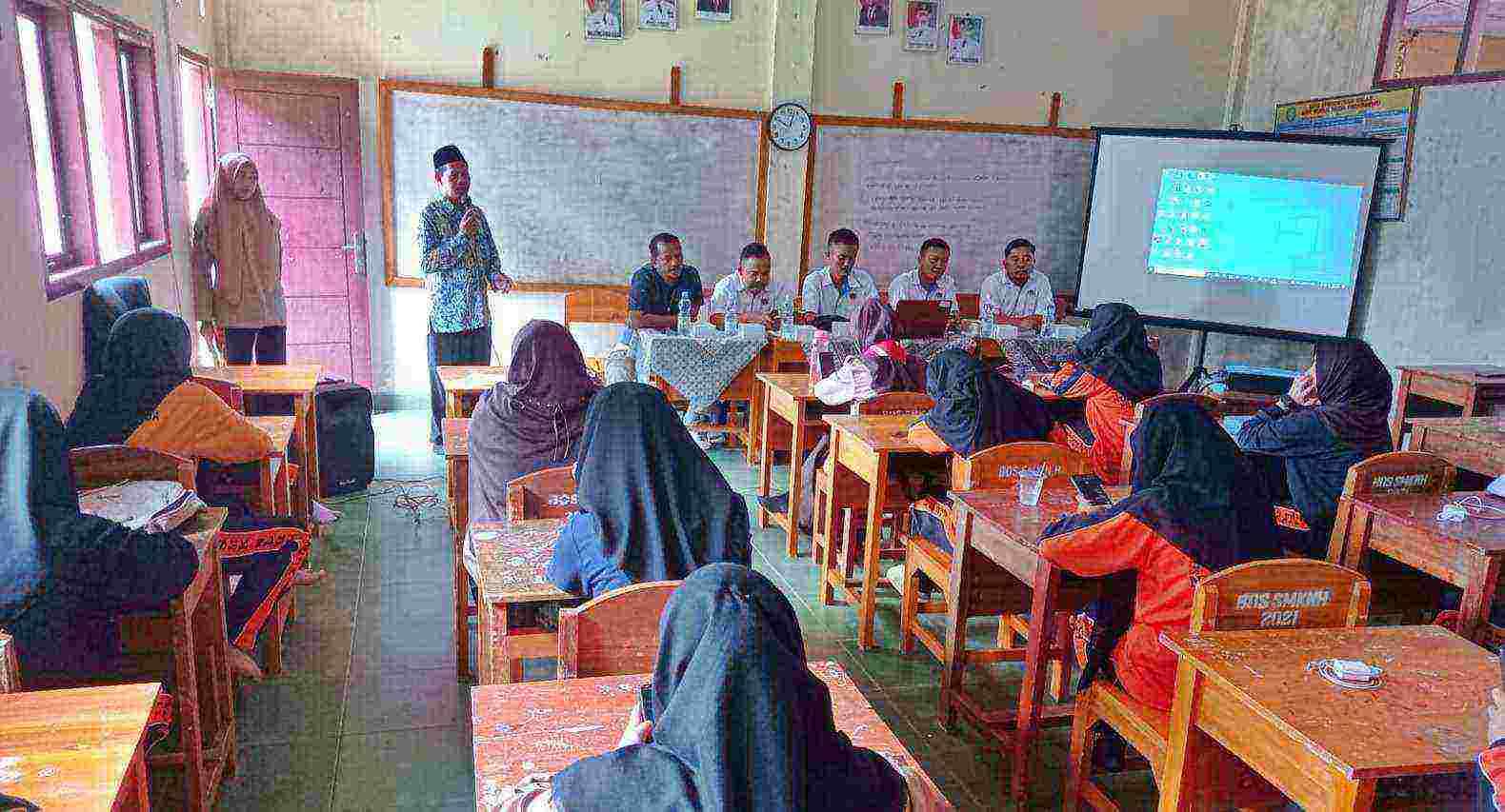 PWI Pringsewu Berikan Pelatihan Dasar Jurnalistik di SMK Nurul Huda Pringsewu PWI Pringsewu Berikan Pelatihan Dasar Jurnalistik di SMK Nurul Huda Pringsewu