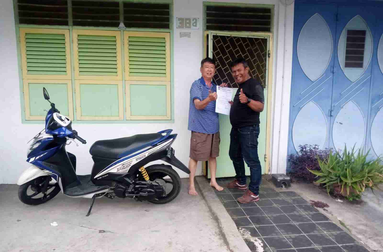 Sambangi Agar Pasang Lampu Lampion, Lurah Baru Dor To Dor Kunjungi Rumah Warga Sambangi Agar Pasang Lampu Lampion, Lurah Baru Dor To Dor Kunjungi Rumah Warga