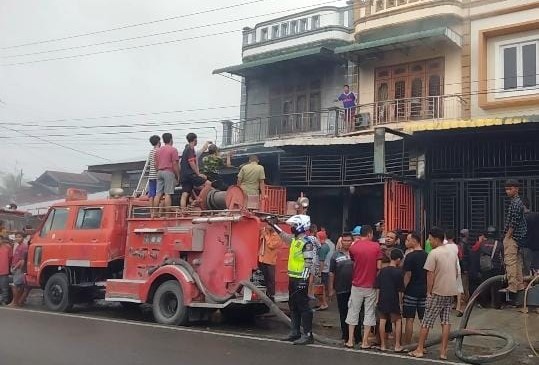 Satu Ruko 2 Lantai di Sergai Ludes Terbakar Satu Ruko 2 Lantai di Sergai Ludes Terbakar