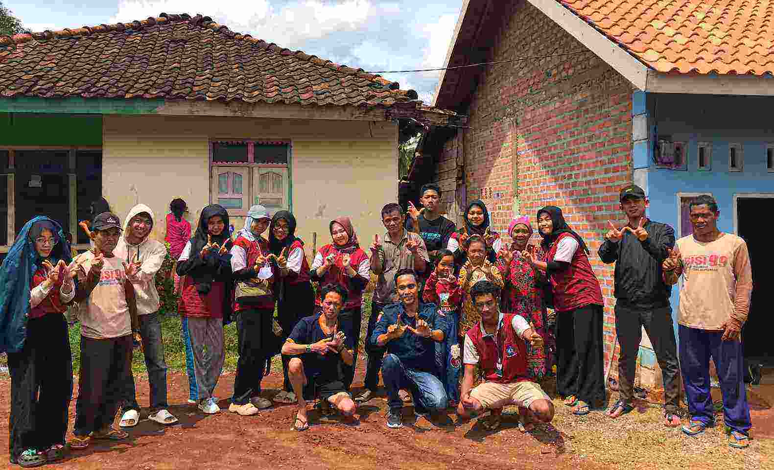 Di Kampung Tiuh Balak Mahasiswa KKN Gelar Pengecatan Gardu Di Kampung Tiuh Balak Mahasiswa KKN Gelar Pengecatan Gardu