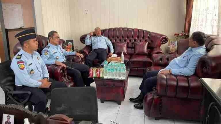 Sambangi Lapas kelas IlB Kotaagung, Kadivpas Beri Penguat Kepada Petugas, Tes Urine WBP dan Monev Dapur Umum Sambangi Lapas kelas IlB Kotaagung, Kadivpas Beri Penguat Kepada Petugas, Tes Urine WBP dan Monev Dapur Umum