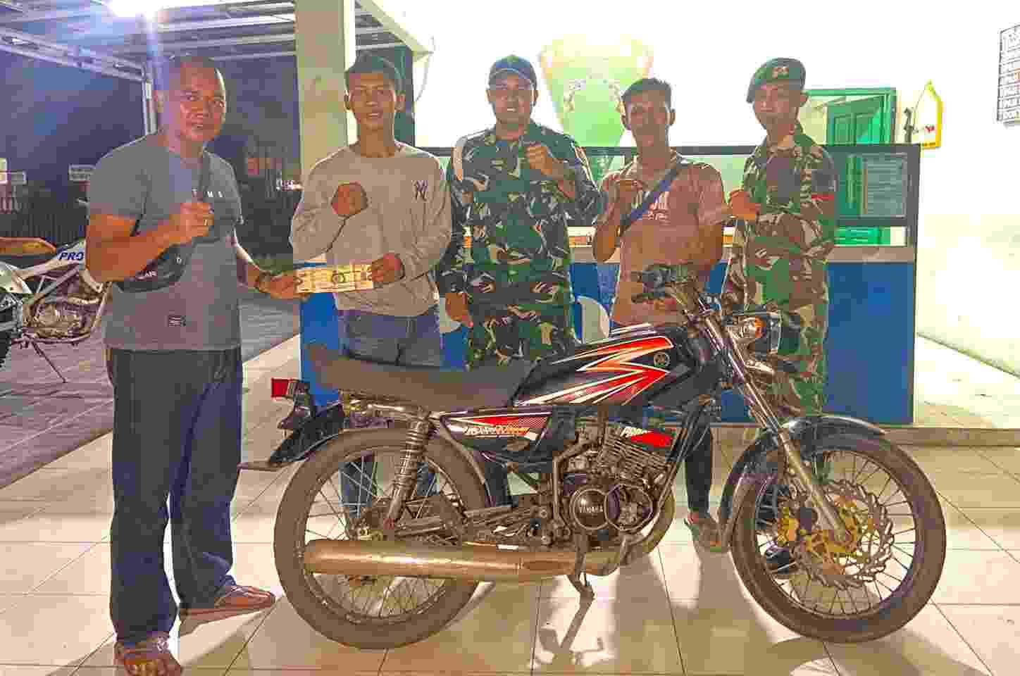 Aksi Heroik Prajurit Yonif 143/TWEJ Gagalkan Pembegalan Terhadap Warga Aksi Heroik Prajurit Yonif 143/TWEJ Gagalkan Pembegalan Terhadap Warga