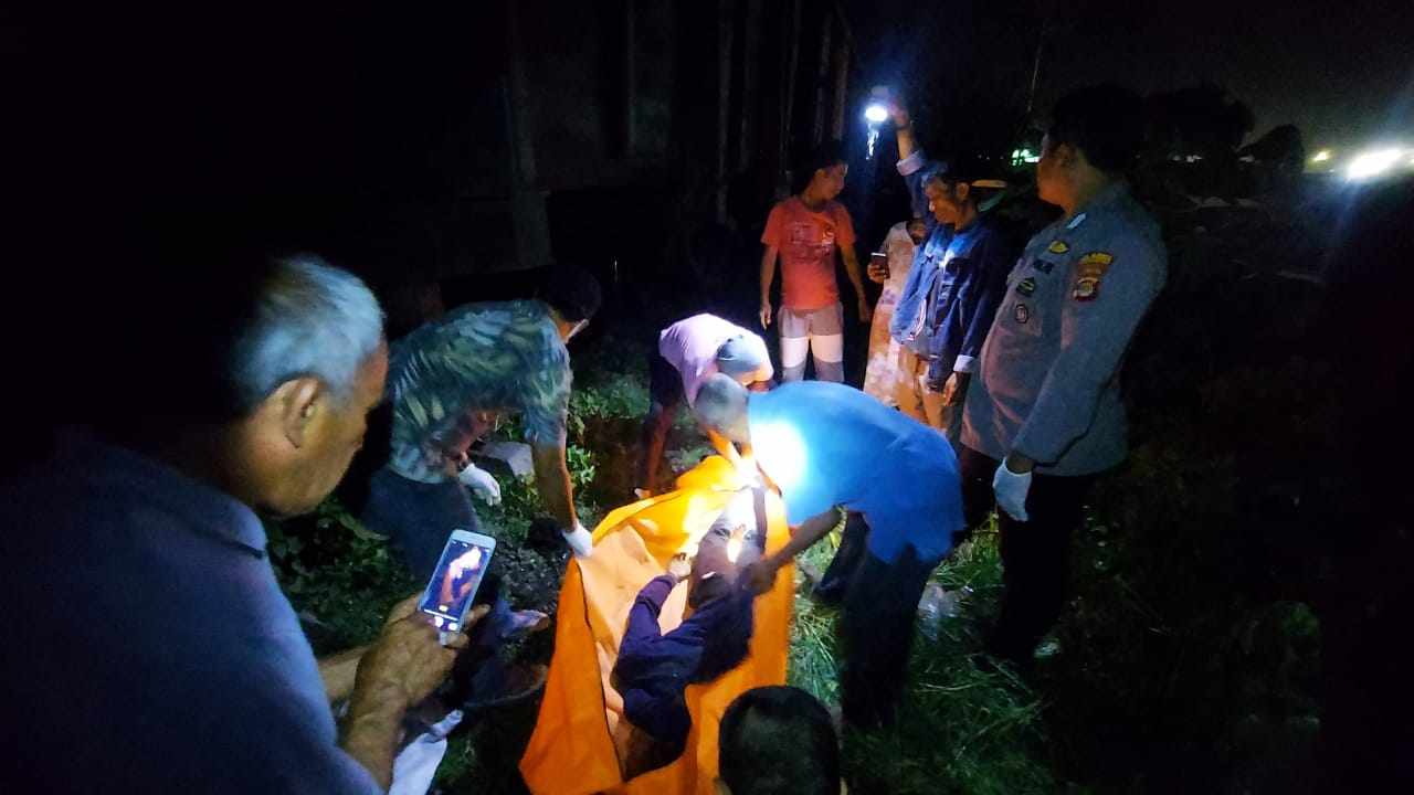 Polsek Panjang Evakuasi dan Identifikasi Korban Tabrak Kereta Api Polsek Panjang Evakuasi dan Identifikasi Korban Tabrak Kereta Api