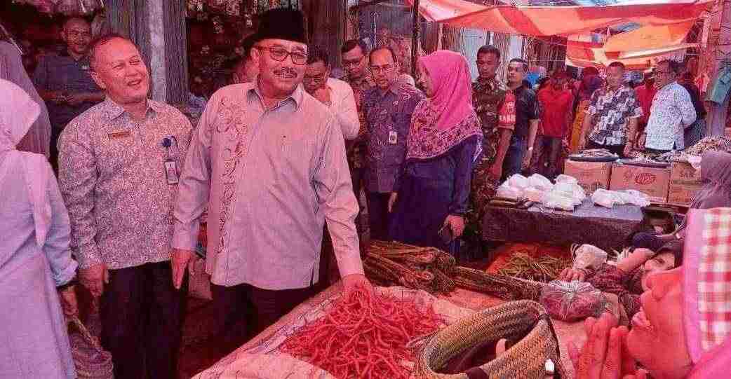 Tinjau Kondisi Pasar, Benny Utama Pantau Jual Beli Pedagang Pasar Kumpulan Tinjau Kondisi Pasar, Benny Utama Pantau Jual Beli Pedagang Pasar Kumpulan