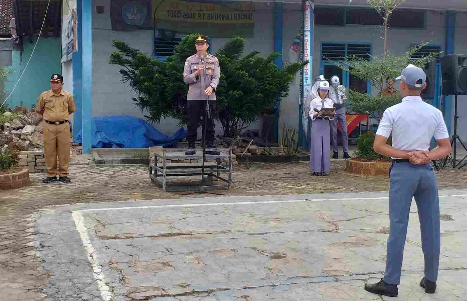 Menjadi Inspektur Upacara, Kasat Binmas Polresta Balam Berikan Penyuluhan di SMK BLK Menjadi Inspektur Upacara, Kasat Binmas Polresta Balam Berikan Penyuluhan di SMK BLK