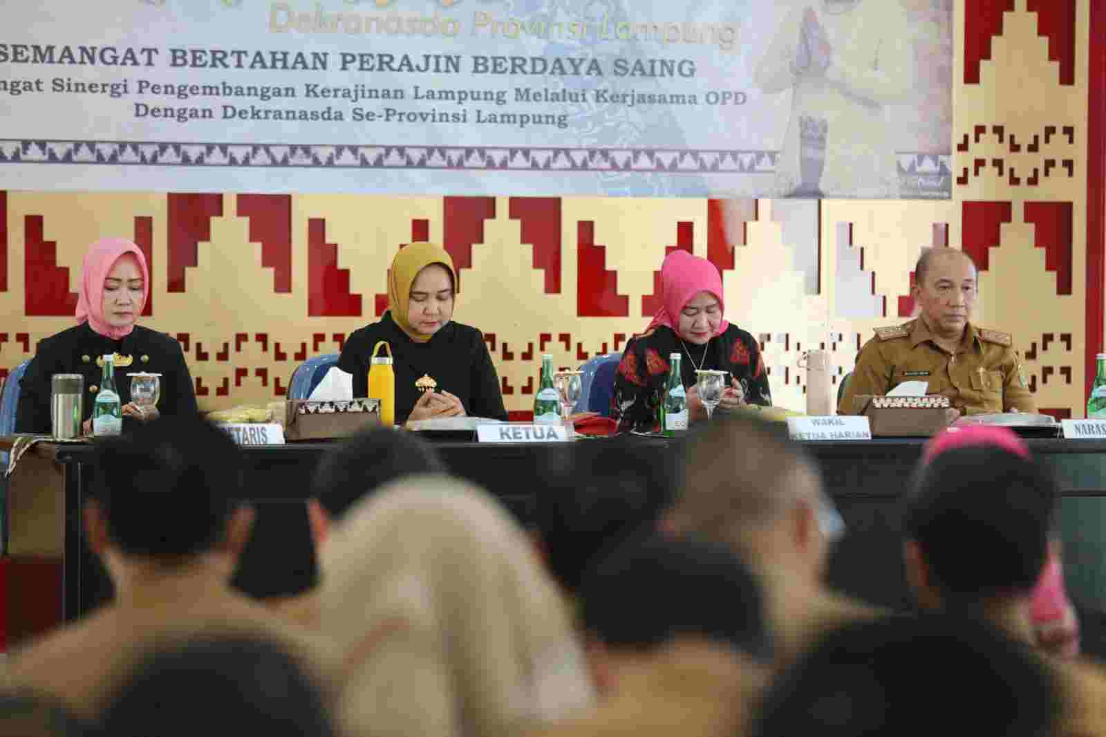 Riana Sari Ajak Peserta Maknai Semangat Bersinergi dalam Mengembangkan Kerajinan Lampung Riana Sari Ajak Peserta Maknai Semangat Bersinergi dalam Mengembangkan Kerajinan Lampung