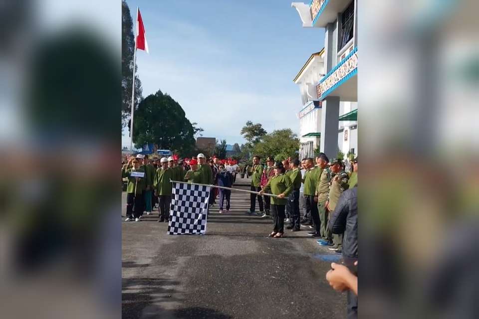 Bupati Karo Cory Sebayang Lepas Kontingan Gerak Jalan Kerukunan Umat Beragama Bupati Karo Cory Sebayang Lepas Kontingan Gerak Jalan Kerukunan Umat Beragama