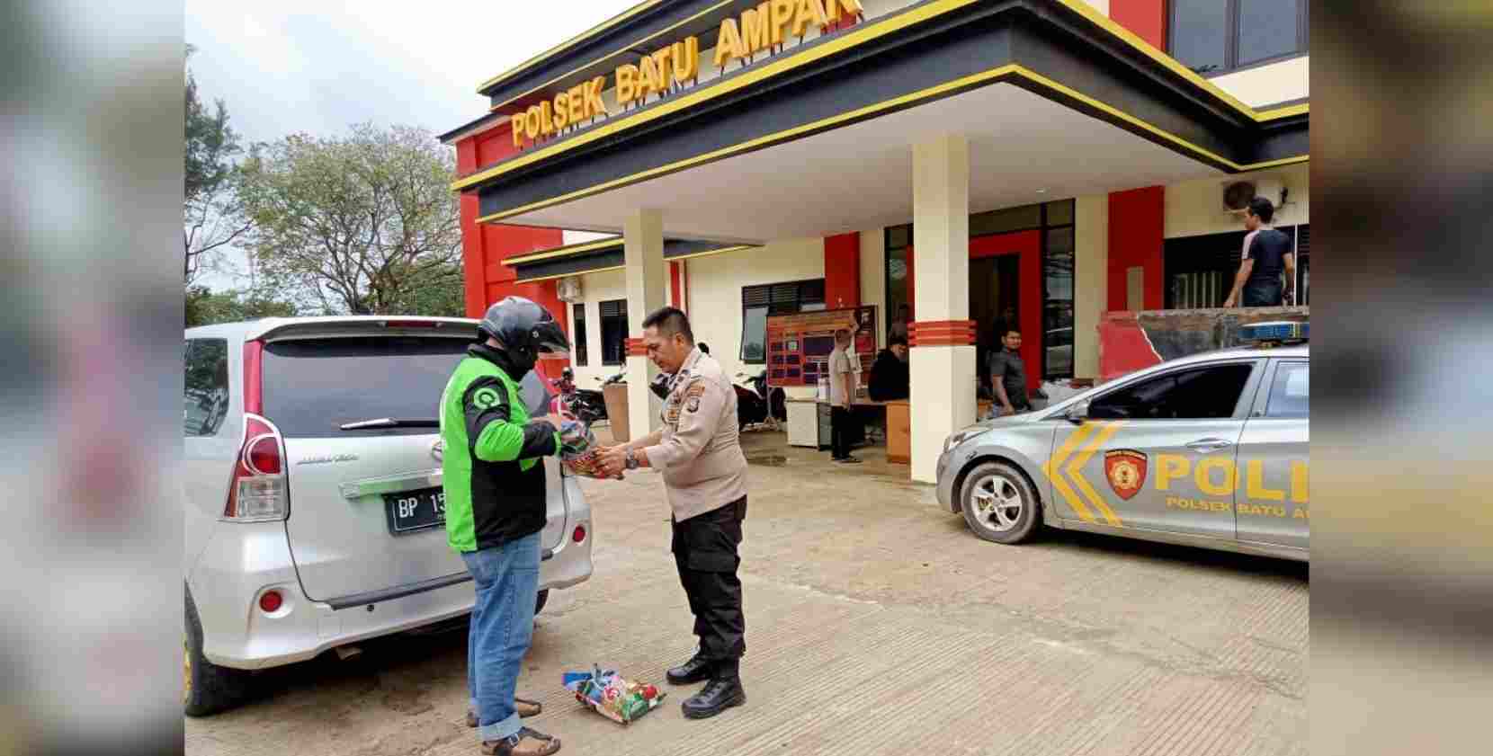 Polsek Batu Ampar Rutin Berbagi Bansos Kepada Masyarakat Kurang Mampu Polsek Batu Ampar Rutin Berbagi Bansos Kepada Masyarakat Kurang Mampu