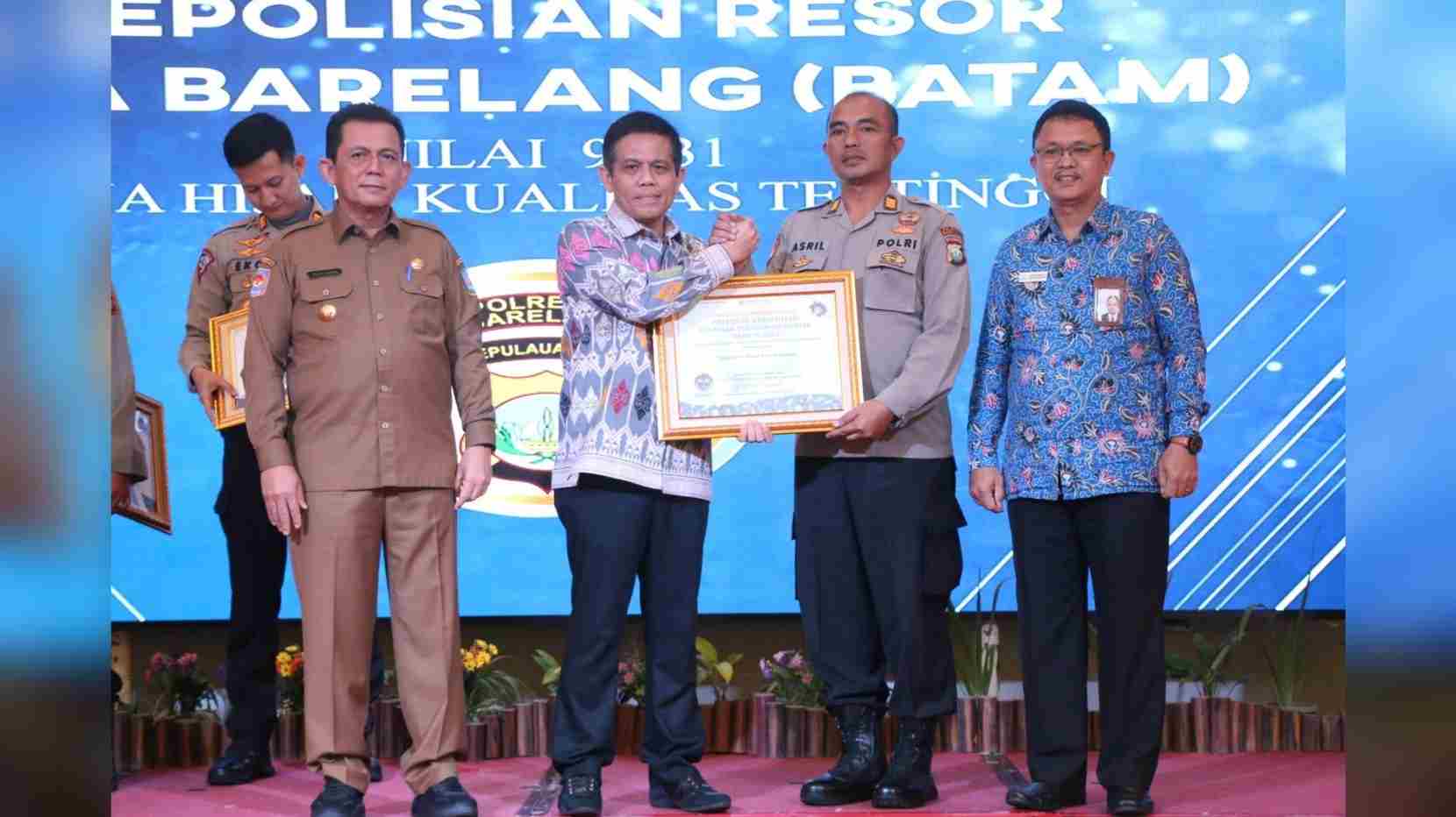 Kapolresta Barelang Terima Penghargaan Dari Ombudsman RI atas Predikat Kepatuhan Standar Pelayanan Publik Kapolresta Barelang Terima Penghargaan Dari Ombudsman RI atas Predikat Kepatuhan Standar Pelayanan Publik