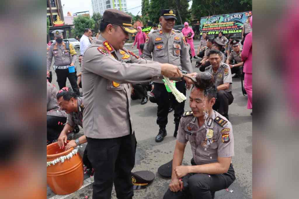 Kapolresta Bandar Lampung Pimpin Upacara Kenaikan Pangkat 81 Personel Kapolresta Bandar Lampung Pimpin Upacara Kenaikan Pangkat 81 Personel