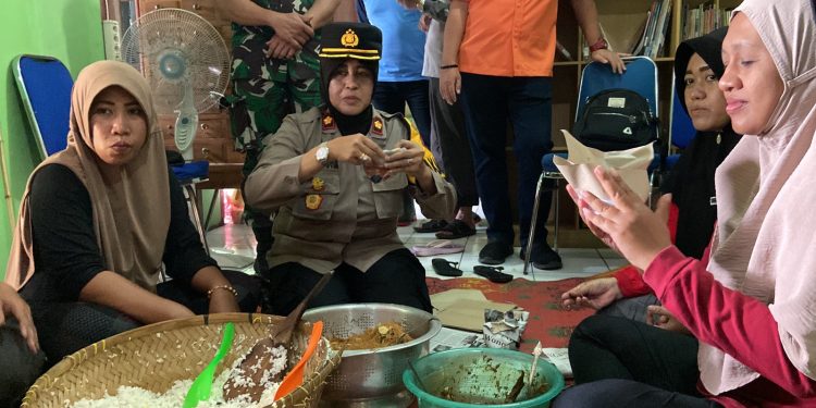 Wakapolres Pekalongan Kota Bantu Warga Dampak Banjir Wakapolres Pekalongan Kota Bantu Warga Dampak Banjir