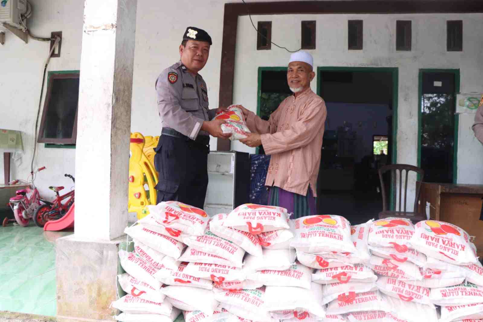 Polres Sergai Berikan Bantuan Pangan ke Pondok Pesantren Jakiyun Najah Polres Sergai Berikan Bantuan Pangan ke Pondok Pesantren Jakiyun Najah