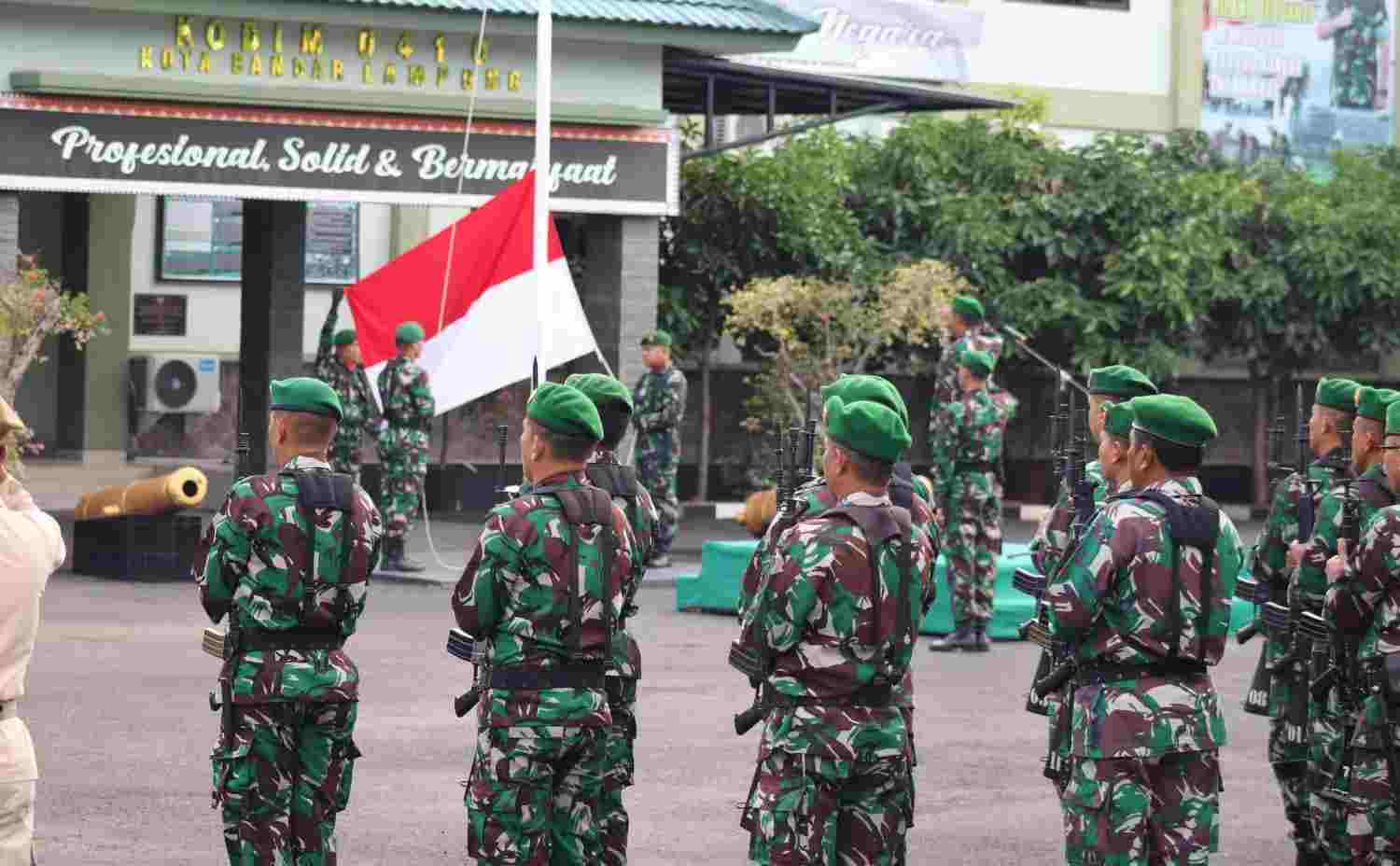 Wujud Cinta Tanah Air, Prajurit dan PNS Kodim 0410/KBL Laksanakan Upacara Bendera Wujud Cinta Tanah Air, Prajurit dan PNS Kodim 0410/KBL Laksanakan Upacara Bendera
