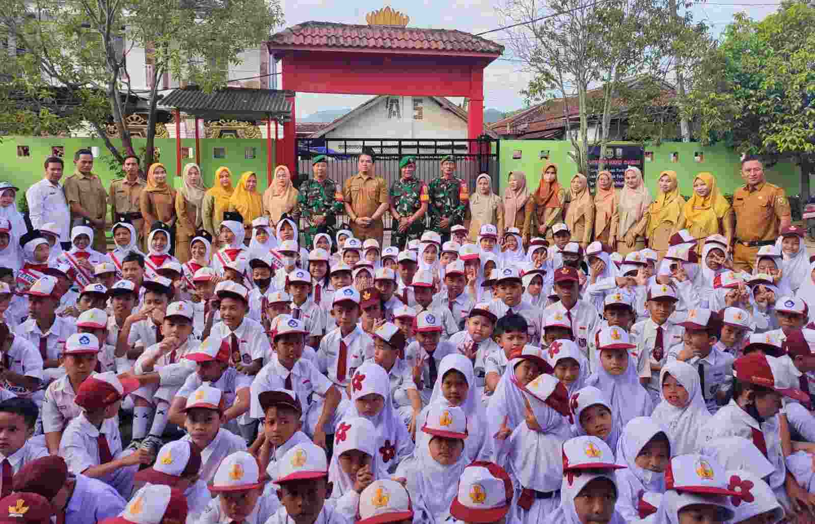 Pimpin Upacara Di Sekolah Dasar, Babinsa Tanamkan Kedisiplinan dan Cinta Tanah Air Pimpin Upacara Di Sekolah Dasar, Babinsa Tanamkan Kedisiplinan dan Cinta Tanah Air