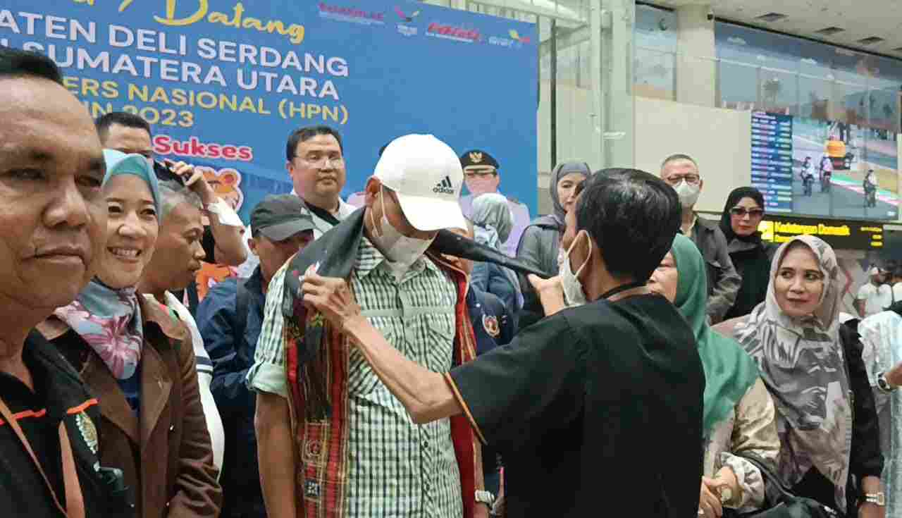 Tiba di Bandara Kualanamu, Ketua PWI Lampung Dikalungi Selendang Ulos Tiba di Bandara Kualanamu, Ketua PWI Lampung Dikalungi Selendang Ulos