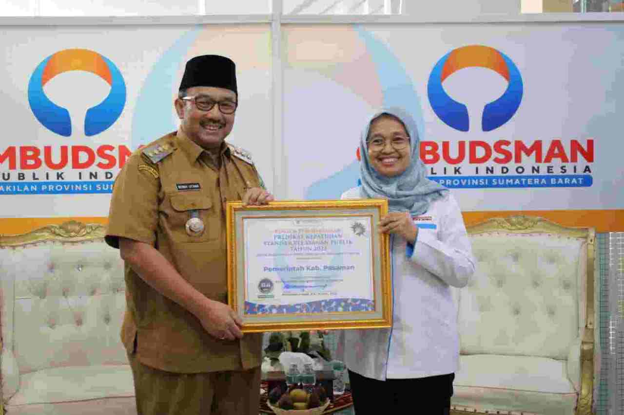 Perwakilan Sumbar, Benny Utama Terima Penghargaan Ombudsman Rl Perwakilan Sumbar, Benny Utama Terima Penghargaan Ombudsman Rl