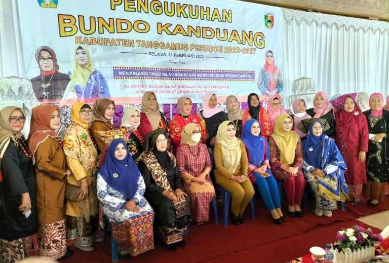 Bupati Dewi Hadiri Pengukuhan Pengurus Bunda Kandung Kabupaten Tanggamus Bupati Dewi Hadiri Pengukuhan Pengurus Bunda Kandung Kabupaten Tanggamus