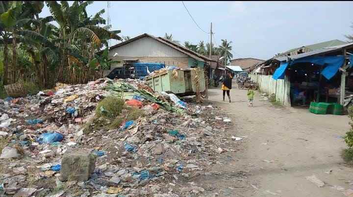 Pasar Pekan Sialang Buah Tebarkan Aroma Busuk, Pedagang dan Warga Minta Dinas LH Atasi Sampah Pasar Pekan Sialang Buah Tebarkan Aroma Busuk, Pedagang dan Warga Minta Dinas LH Atasi Sampah
