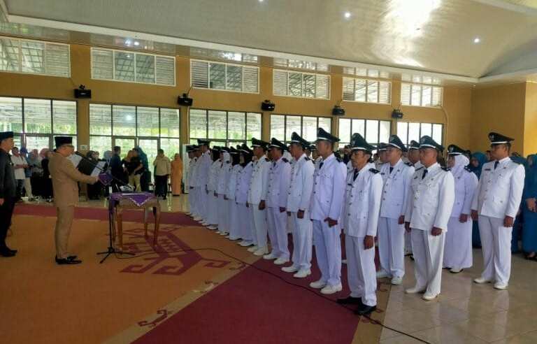 Bupati Way Kanan Melantik 32 Pejabat Kepala kampung Yang Telah Habis Masa Jabatan Bupati Way Kanan Melantik 32 Pejabat Kepala kampung Yang Telah Habis Masa Jabatan