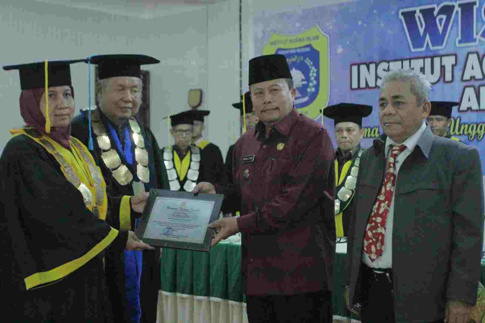 Muhilli Lubis Hadiri Wisuda Sarjana Institut Agama Islam Daar Uluum Asahan Angkatan XXIX Muhilli Lubis Hadiri Wisuda Sarjana Institut Agama Islam Daar Uluum Asahan Angkatan XXIX