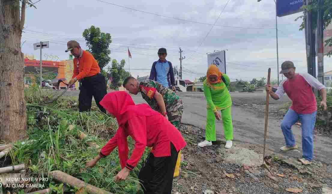 Bersinergi, Babinsa Bersama Lurah dan Warga Gotong-Royong Laksanakan Jum’at Bersih Bersinergi, Babinsa Bersama Lurah dan Warga Gotong-Royong Laksanakan Jum’at Bersih